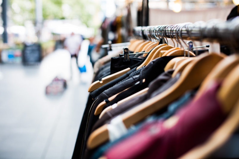 magasin-CLANS-min_blur_close_up_focus_hanger_jacket_market_people_rack-1176303